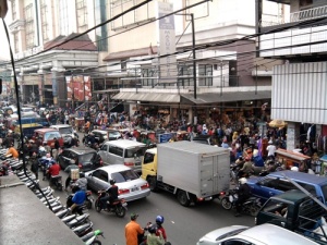 Macet di depan Pasar Baru Bandung