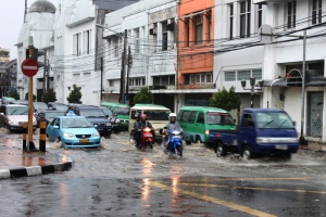 Banjir Cileuncang menyergap tengah kota - braga